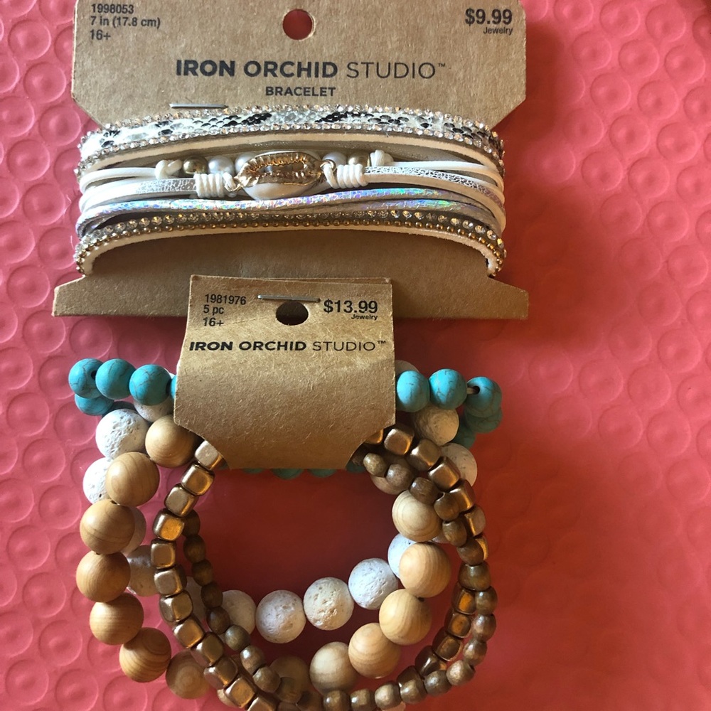 2 Bracelets
